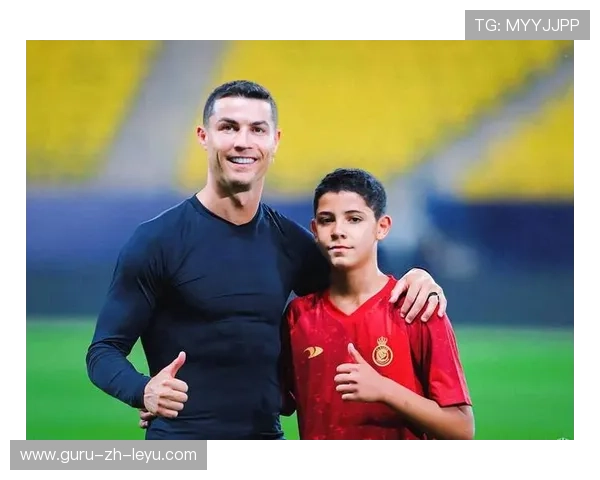 C罗训练中与小球迷互动温馨一刻，c罗小球迷感动瞬间